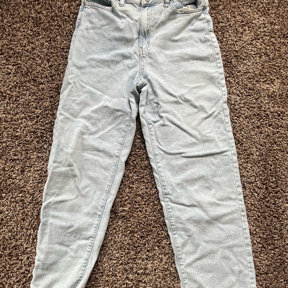 Women’s light wash boyfriend jeans